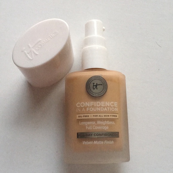 it cosmetics Other - It confidence in a foundation, 1 Oz long wearing discontinued in stores & online